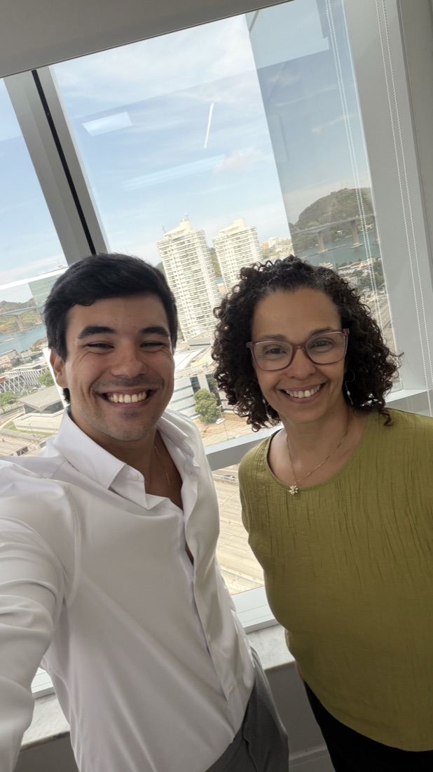 Breno com paciente no consultório